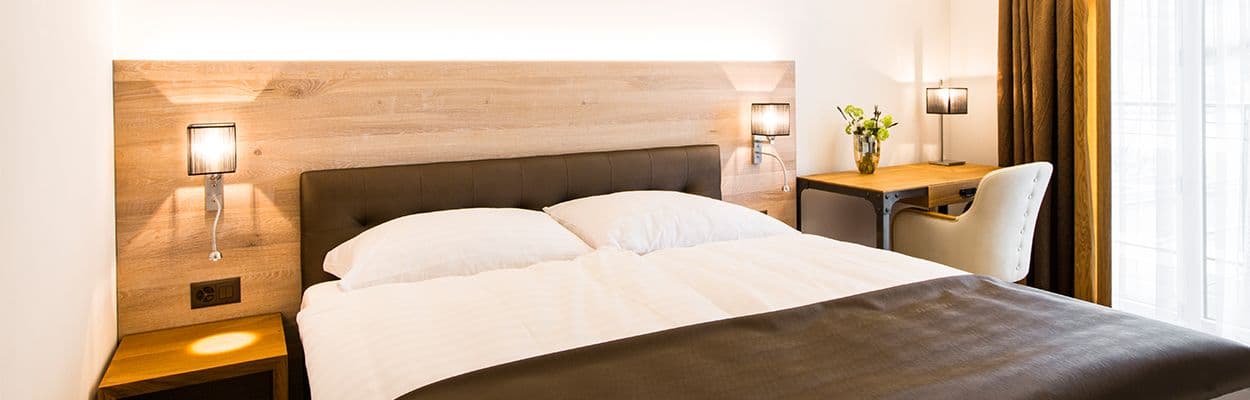 Chambre double, bois clair et lin