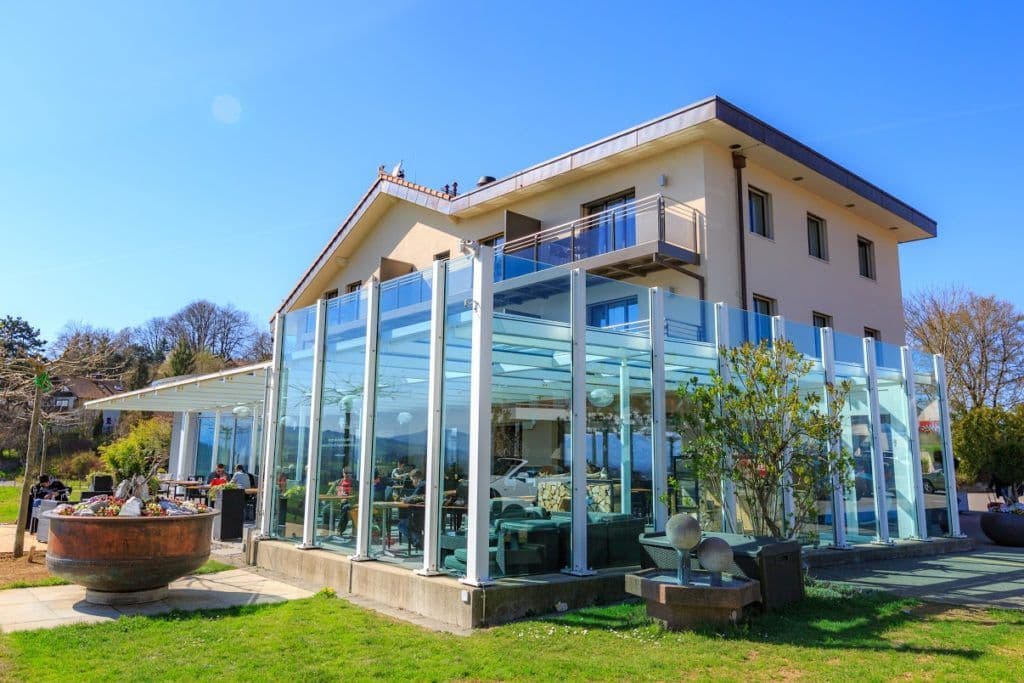 La véranda et la terrasse du Vignier au soleil