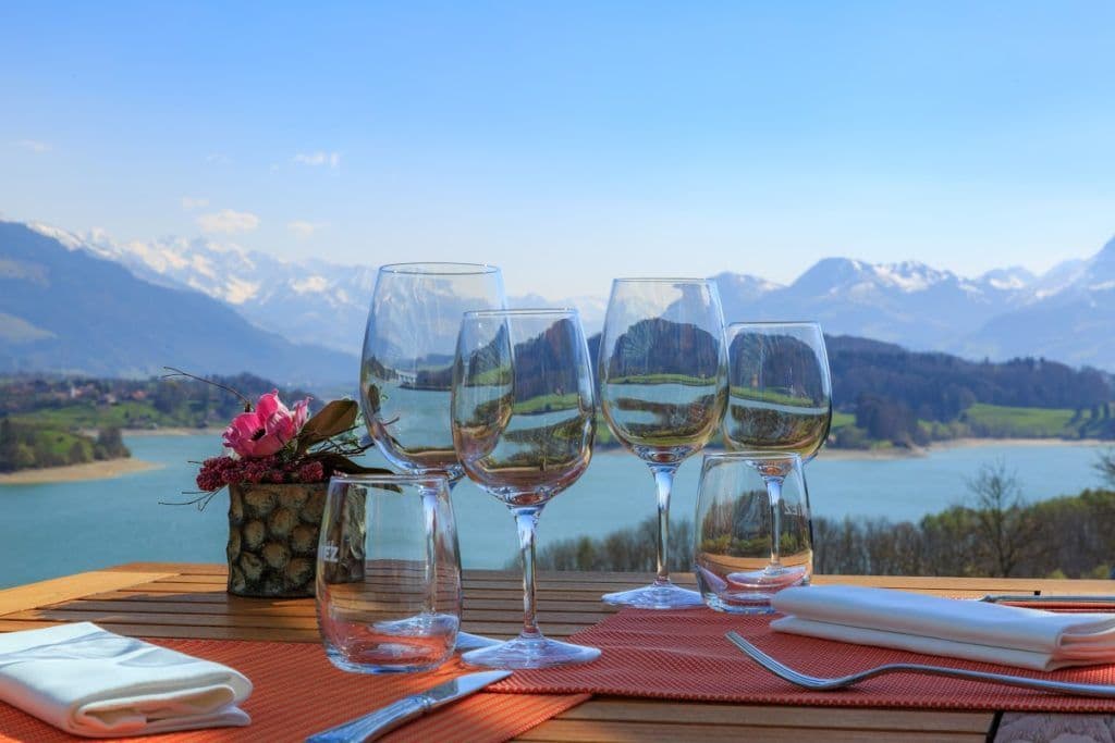 Table dressée face au lac de la Gruyère et aux Préalpes enneigées