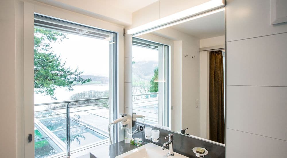 Salle de bains avec vue sur le lac
